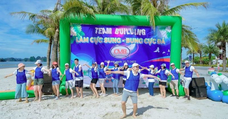 Backdrop team building b&atilde;i biển