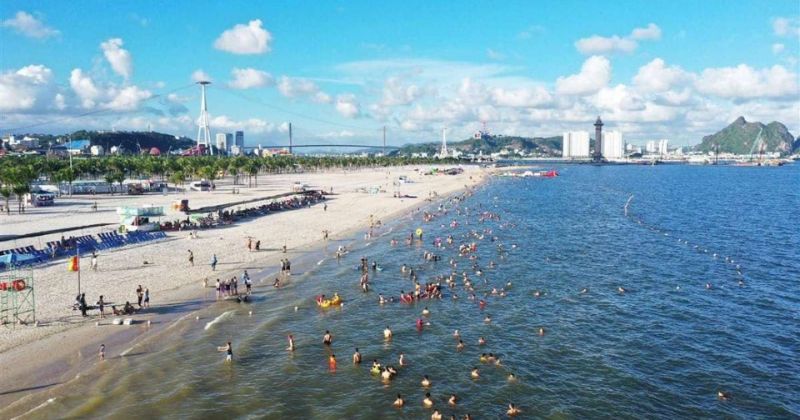 B&atilde;i biển B&atilde;i Ch&aacute;y (Hạ Long)