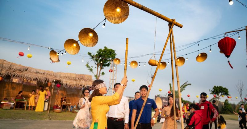 Bịt mắt đập ni&ecirc;u / đập trứng