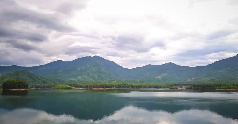 Hồ H&ograve;a Trung (Đ&agrave; Nẵng)