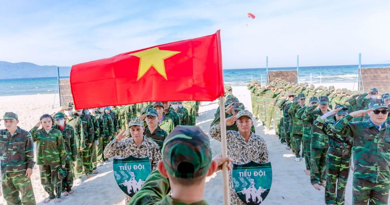 Nhiều người tham gia team building